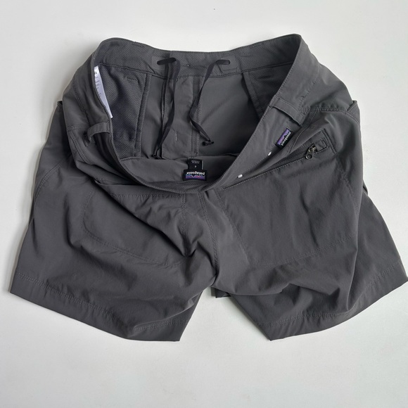 Patagonia Quandary 5" Hiking Shorts in Forge Grey/Charcoal Size 4 - Picture 15 of 17